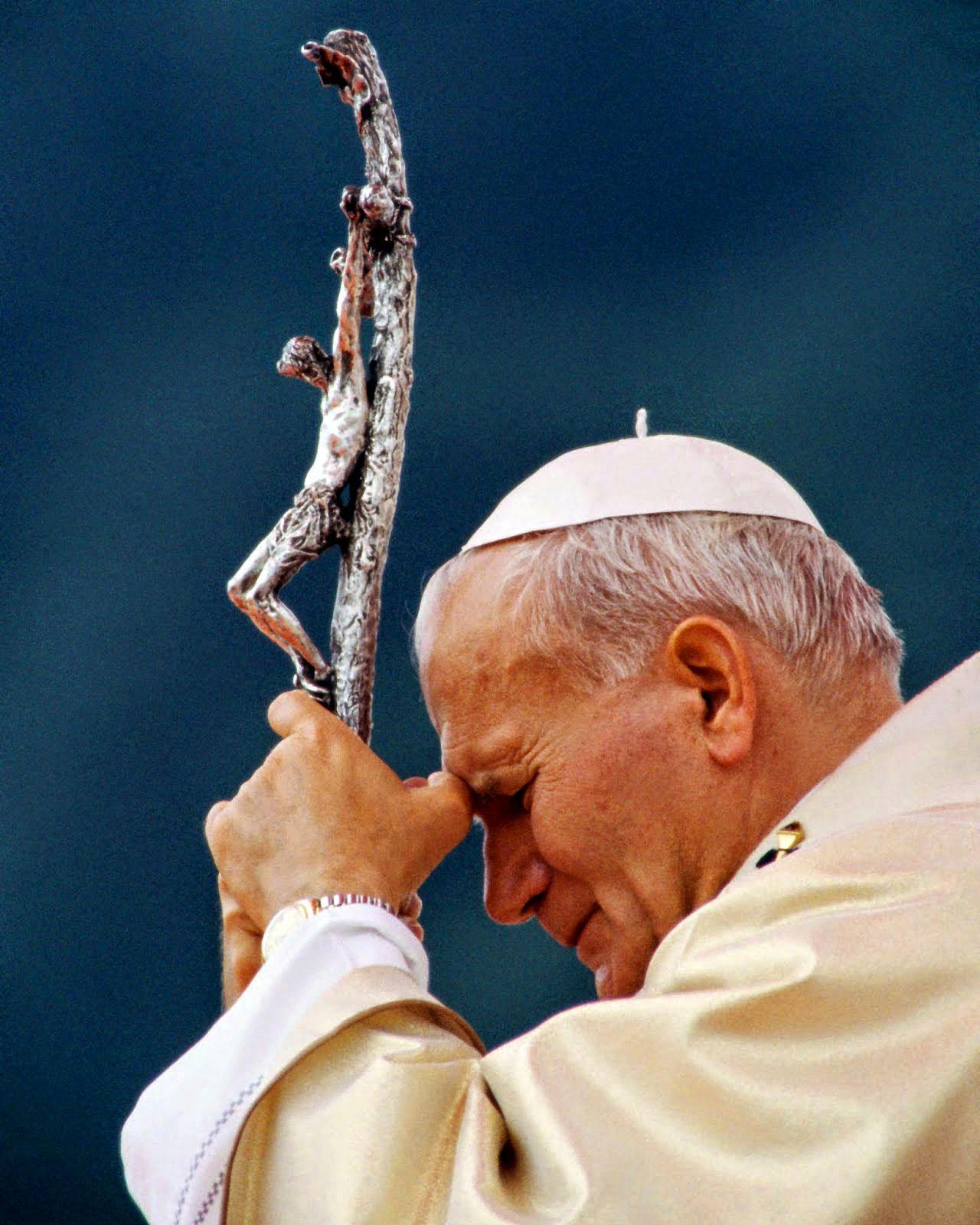 Pople john paul praying wearing a rolex datejust